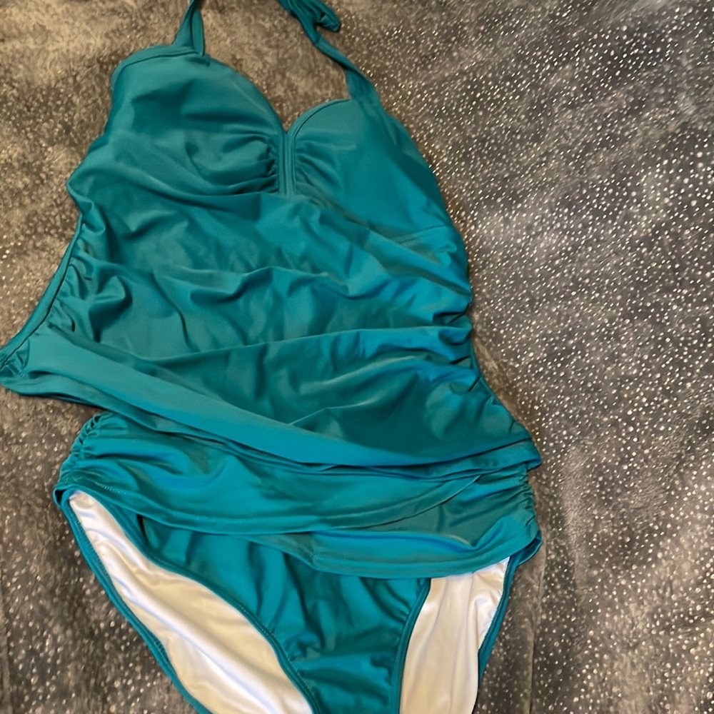 NWOT swim top size xlarge